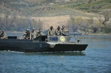 Almaty / Kazakistan - 04.19.2012: Askeri araçların nehirdeki pantonlarla geçişi.