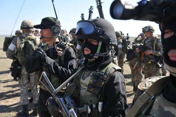 Almaty Kazakhstan 2012 Tentara Tentara Kazakh Dalam Gigi Penuh Sebelum — Stok Foto