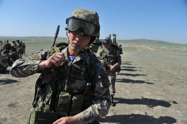 Almaty Kazachstan 2012 Soldaten Van Het Kazachse Leger Volle Uitrusting — Stockfoto