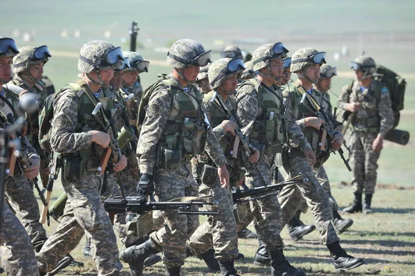Almaty Kazakhstan 2012 Tentara Tentara Kazakh Dalam Gigi Penuh Sebelum — Stok Foto