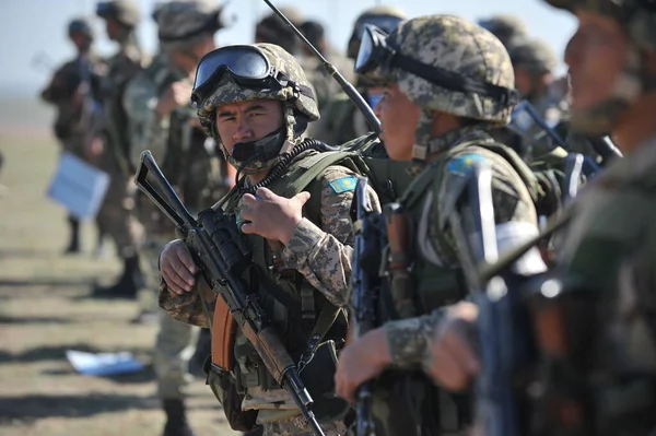 Almaty Kazachstan 2012 Soldaten Van Het Kazachse Leger Volle Uitrusting — Stockfoto