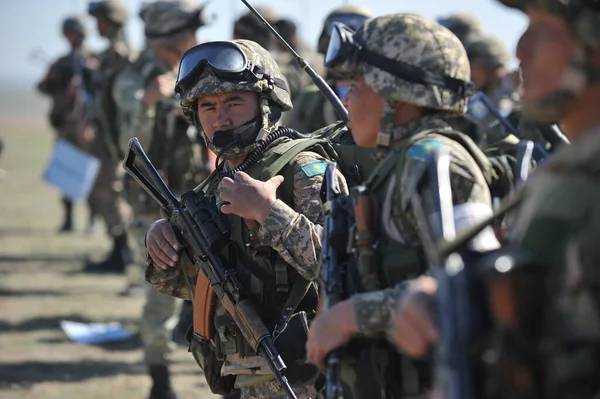 Almaty Kazakhstan 2012 Tentara Tentara Kazakh Dalam Gigi Penuh Sebelum — Stok Foto