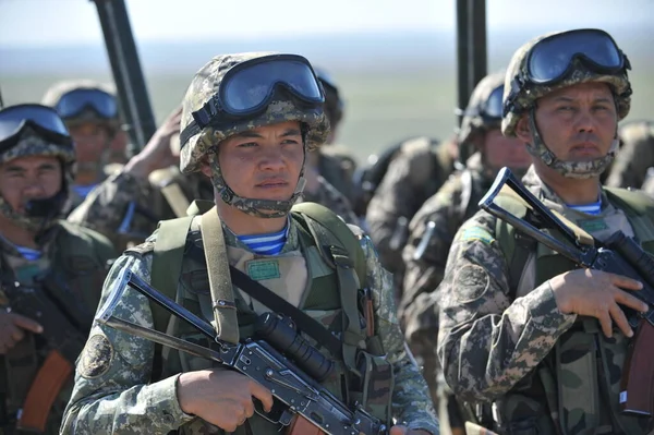 Almaty Kazakhstan 2012 Soldats Armée Kazakhe Pleine Vitesse Avant Début — Photo