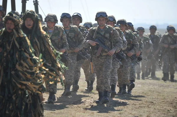 Almaty Kasachstan 2012 Soldaten Der Kasachischen Armee Voller Montur Vor — Stockfoto