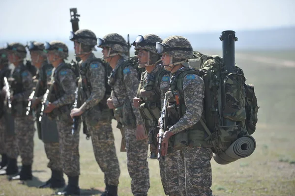 Almaty Kazakhstan 2012 Στρατιώτες Του Στρατού Του Καζακστάν Πλήρη Εξοπλισμό — Φωτογραφία Αρχείου