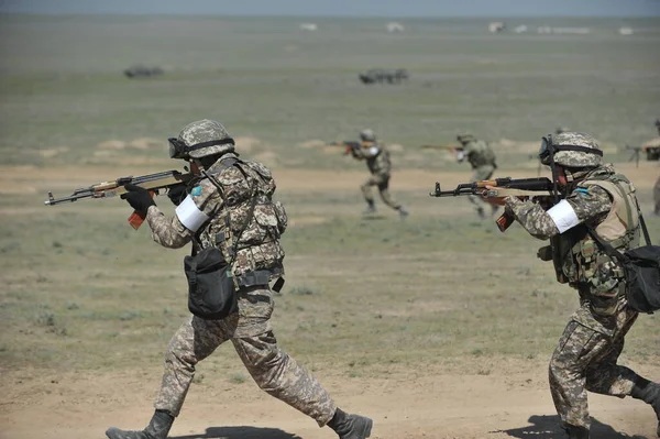 Almaty Kazakhstan 2012 Kendaraan Khusus Dan Tentara Melakukan Tugas Ruang — Stok Foto