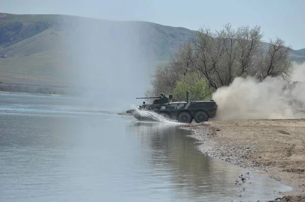 Almaty / Kazakistan - 04.19.2012: Askeri araçların nehirdeki pantonlarla geçişi.