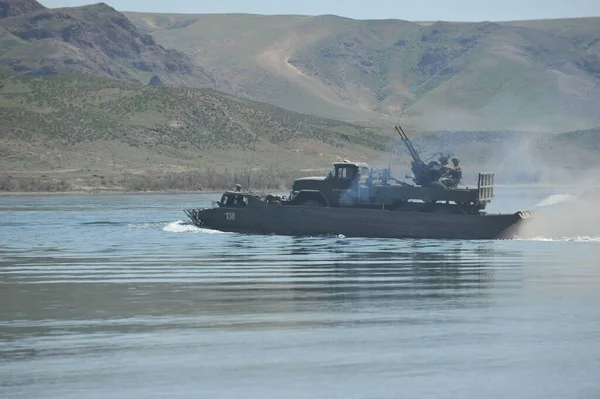 Almaty / Kazakistan - 04.19.2012: Askeri araçların nehirdeki pantonlarla geçişi.