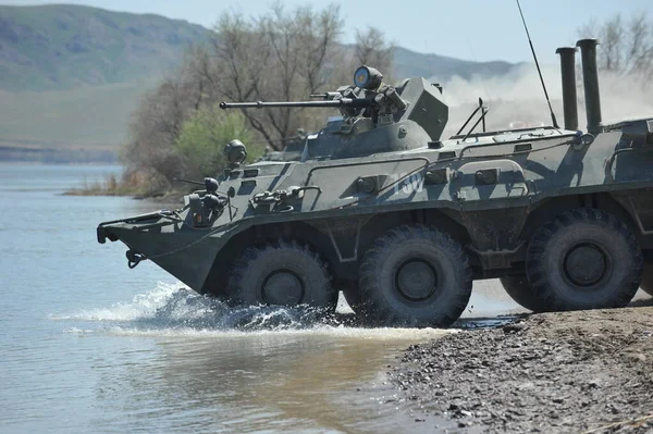 Almaty / Kazakistan - 04.19.2012: Askeri araçların nehirdeki pantonlarla geçişi.