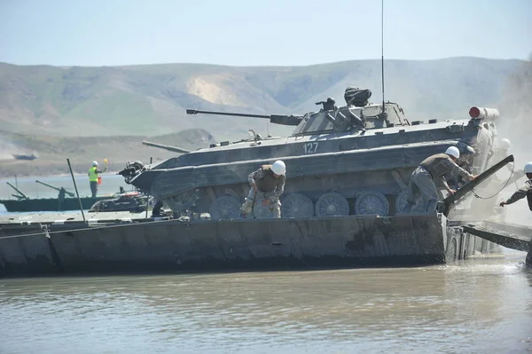 Almaty / Kazakistan - 04.19.2012: Askeri araçların nehirdeki pantonlarla geçişi.