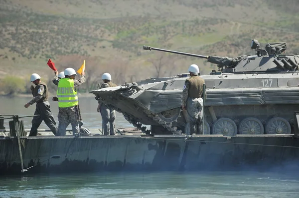 Almaty / Kazakistan - 04.19.2012: Askeri araçların nehirdeki pantonlarla geçişi.