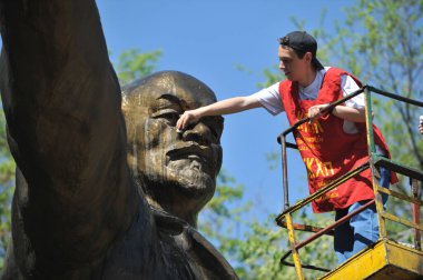 Almaty / Kazakistan - 04.21.2012: Komünist parti kostümlü insanlar parkta Lenin heykelini yıkıyorlar.