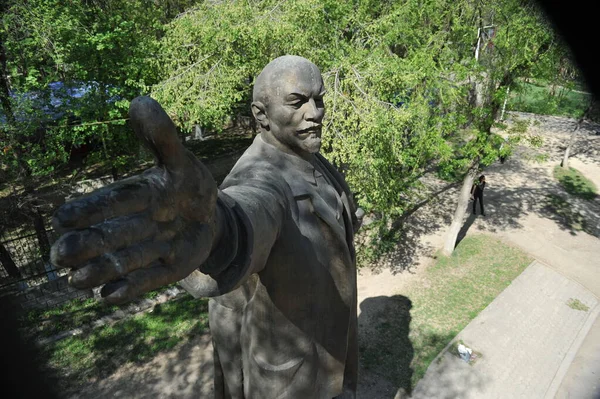 Almaty Kazajstán 2012 Estatua Lenin Primer Plano Una Mano Una — Foto de Stock