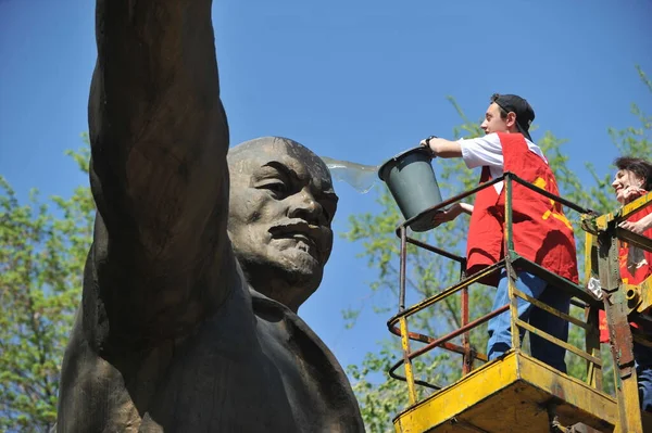 Almaty Cazaquistão 2012 Pessoas Trajes Partido Comunista Lavam Estátua Lenine — Fotografia de Stock