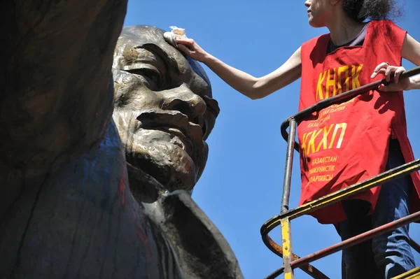 Almaty Kazakistan 2012 Persone Costume Partito Comunista Lavano Statua Lenin — Foto Stock