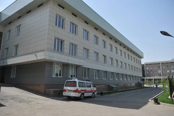 Almaty Kazakistan 2012 Hastane Binasının Yakınına Bir Ambulans Park Edildi — Stok fotoğraf