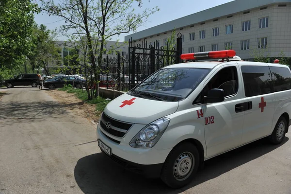 Almaty Kazachstan 2012 Een Ambulance Geparkeerd Nabij Het Ziekenhuis Gebouw — Stockfoto
