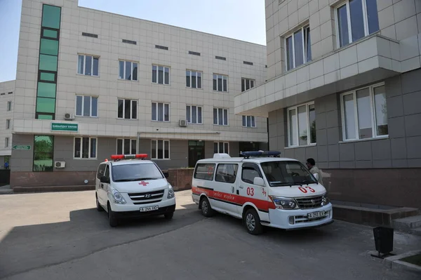 Almaty Kasachstan 2012 Ein Krankenwagen Parkt Der Nähe Des Krankenhauses — Stockfoto