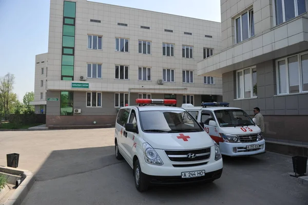 Almaty Kazakhstan 2012 Une Ambulance Est Garée Près Bâtiment Hôpital — Photo