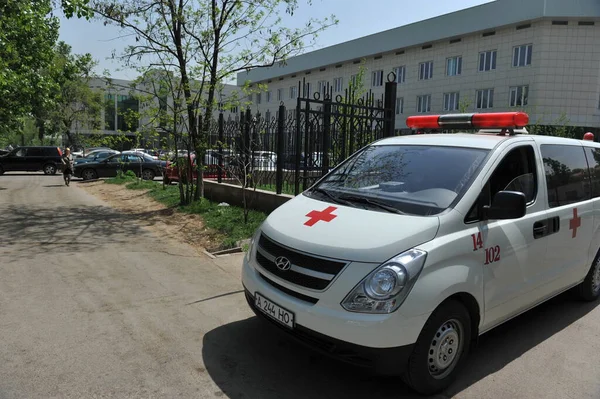 Almaty Kazachstan 2012 Een Ambulance Geparkeerd Nabij Het Ziekenhuis Gebouw — Stockfoto