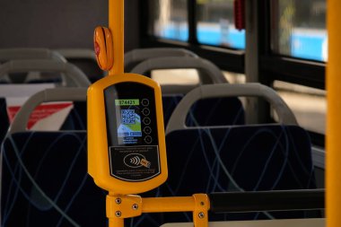 Almaty / Kazakistan - 09.18.2020: Toplu taşımacılık için elektronik ücret ödemesi için ONAY-Validator.