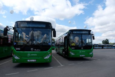 Almaty / Kazakistan - 09.18.2020: Filonun büyük bir otoparkında belediye otobüsleri birbirinin arkasında duruyor.