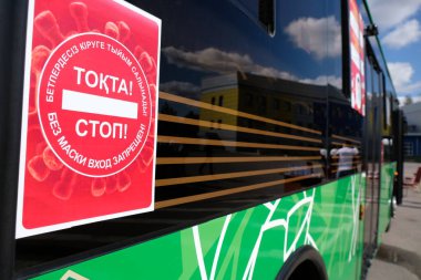 Almaty / Kazakistan - 09.18.2020: Otobüsün camında yazılı bir poster: Dur. Maskesiz giremezsin..