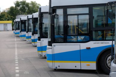 Almaty / Kazakistan - 09.18.2020: Filonun büyük bir otoparkında belediye otobüsleri birbirinin arkasında duruyor.