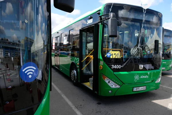 Almaty Kazajstán 2020 Señal Wifi Parabrisas Autobús Urbano — Foto de Stock