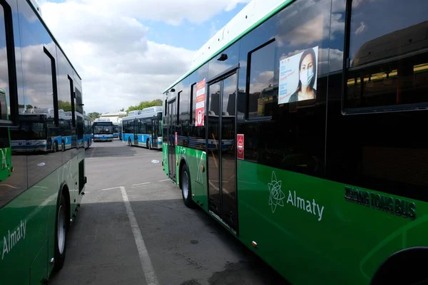 Almaty Kazajstán 2020 Paso Entre Dos Autobuses Urbanos — Foto de Stock