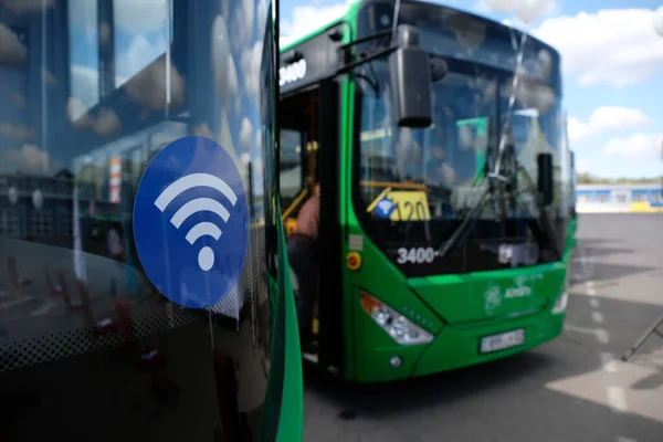 Almaty Kazajstán 2020 Señal Wifi Parabrisas Autobús Urbano — Foto de Stock