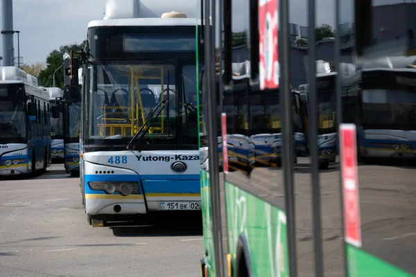 Almaty Kazajstán 2020 Ventana Autobuses Urbanos Pie Uno Tras Otro — Foto de Stock