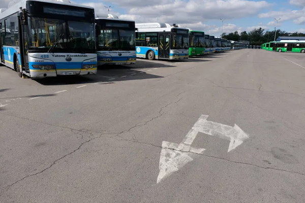Almaty Kazachstan 2020 Wskaźnik Kierunkowskazu Ziemi Parking Dla Autobusów Miejskich — Zdjęcie stockowe