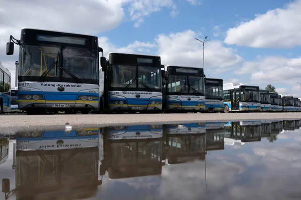 Almaty Kazajstán 2020 Los Autobuses Urbanos Están Uno Detrás Del — Foto de Stock