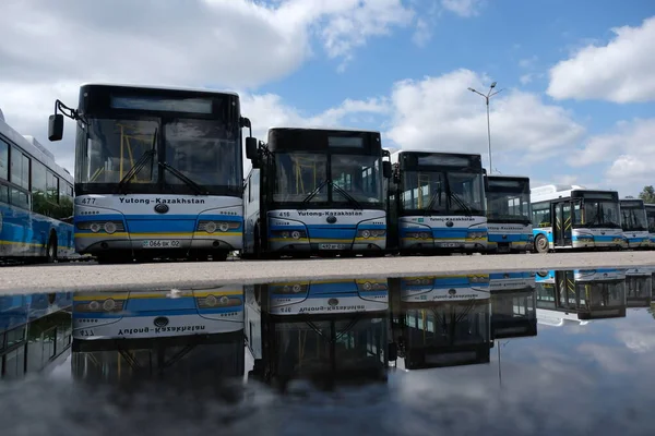 Almaty Kazajstán 2020 Los Autobuses Urbanos Están Uno Detrás Del — Foto de Stock