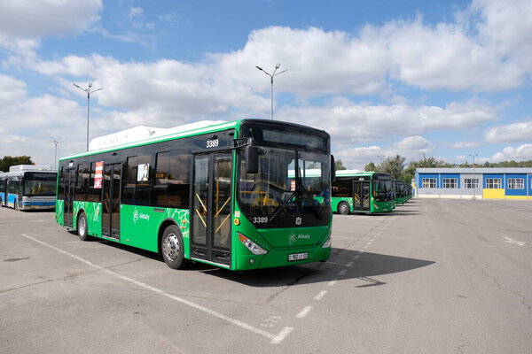 Алматы / Казахстан - 09.18.2020: Городские автобусы стоят друг за другом на большой автостоянке парка.