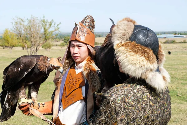 アルマティ カザフスタン 2020年9月23日 鷲の手に持った民族衣装を着た2人の10代 — ストック写真