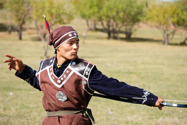 Almaty Kazachstan 2020 Nastolatek Sukience Narodowej Uczy Się Strzelać Łuku — Zdjęcie stockowe