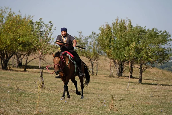 Almaty Kazajstán 2020 Joven Con Traje Nacional Caballo Con Arco — Foto de Stock