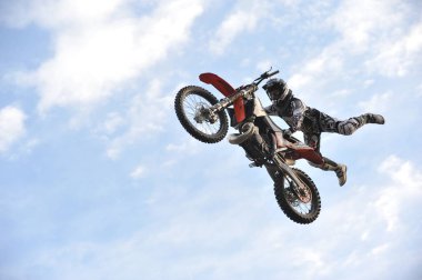 Almaty / Kazakistan - 06.09.2012: Şehrin merkez meydanında motosiklet gösterisi. Havada taklalar.