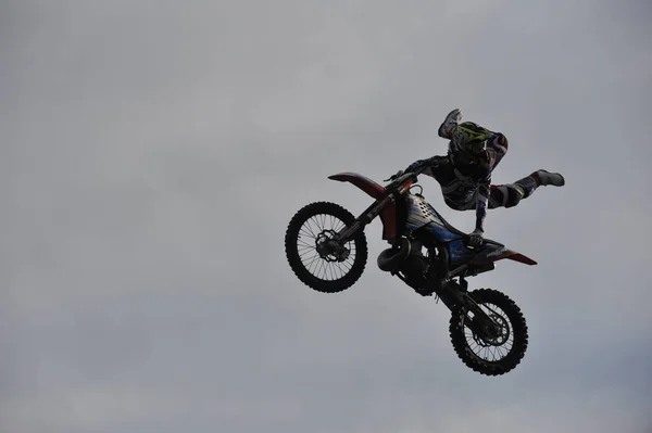 Almaty Kazakstan 2012 Motorcykelshow Centrala Torget Staden Somersaults Luften — Stockfoto