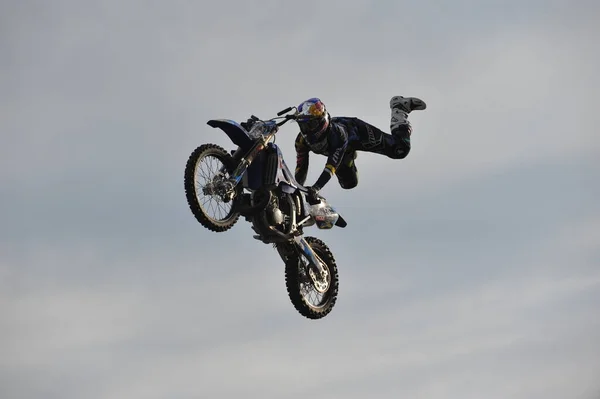 Almaty Kazahsztán 2012 Motorkerékpár Kiállítás Város Főterén Somersaults Levegőben — Stock Fotó