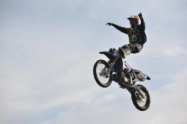 Almaty Kazahsztán 2012 Motorkerékpár Kiállítás Város Főterén Somersaults Levegőben — Stock Fotó