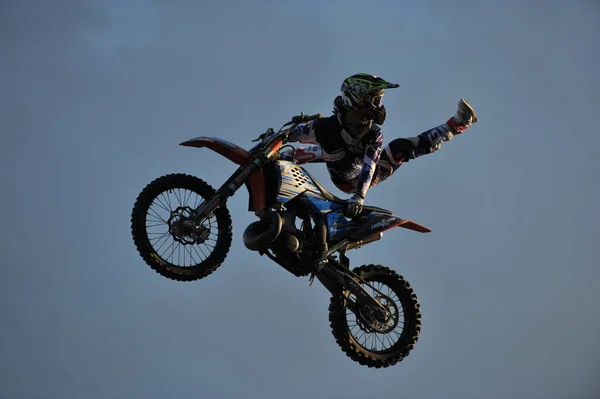 Almaty Kazahsztán 2012 Motorkerékpár Kiállítás Város Főterén Somersaults Levegőben — Stock Fotó