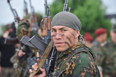 Almaty / Kazakistan - 05.30. 2012: Ekipman özel polis birimi askerleri sınavı geçmeye hazırlanıyor
