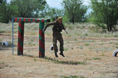 Almaty / Kazakistan - 05.30.2012: Polisin özel kuvvetleri arasında sınavı geçmek. Engel parkuru aşılıyor.