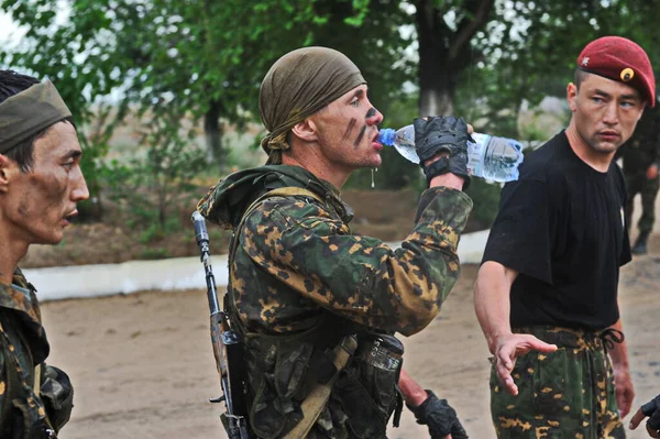 Almaty Kazakhstan 2012 Seorang Prajurit Polisi Khusus Meminum Air Ketika — Stok Foto