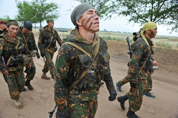 Almaty Kazakistan 2012 Ekipman Özel Polis Birimi Askerleri Sınavı Geçmeye — Stok fotoğraf