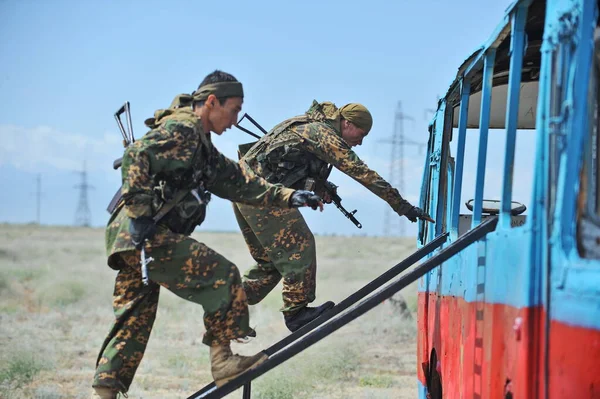 Almaty Kazakhstan 2012 Melewati Ujian Antara Pasukan Khusus Polisi Mengatasi — Stok Foto