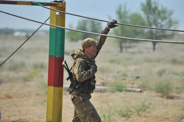 アルマティ カザフスタン 2012 警察の特殊部隊の間で試験に合格 障害物コースの克服 — ストック写真